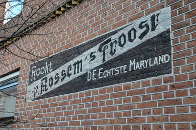 913220 Afbeelding van de tabaksreclame Rookt v. Rossem's Troost DE Echtste Maryland op de aan de Obrechtstraat gelegen ...